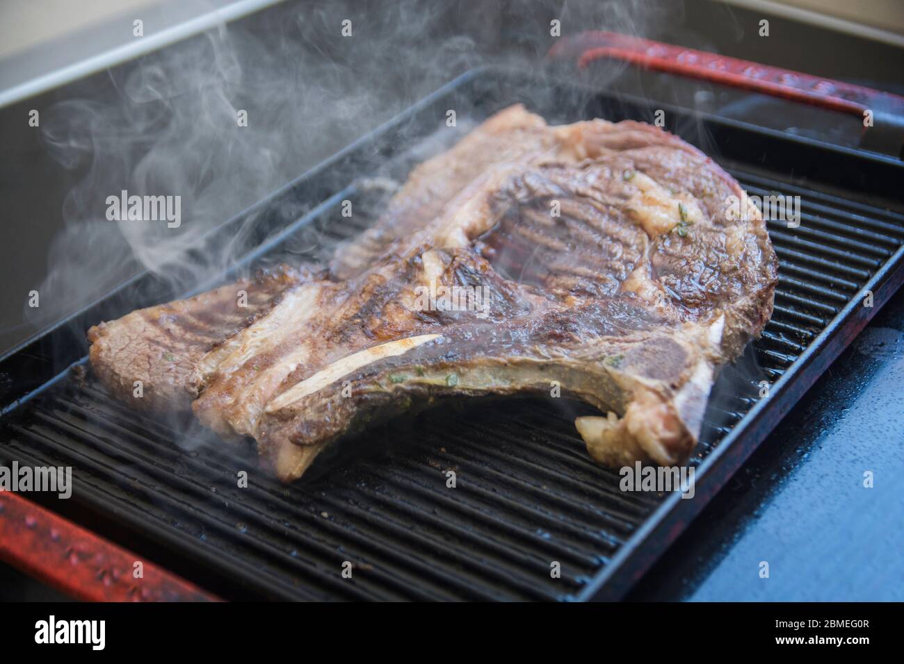 Vista ravvicinata di una bistecca tagliata a Sirloin, grigliata su una padella Foto Stock