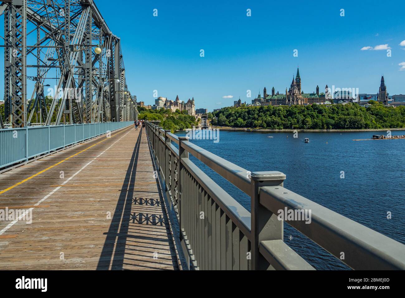 Ponte di Ottawa che conduce a Gatineau con sguardo al parlamento Foto Stock