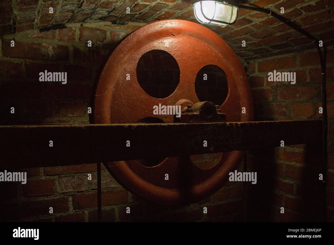 Sollevamento abbandonato nel vecchio albero minerario. Foto Stock