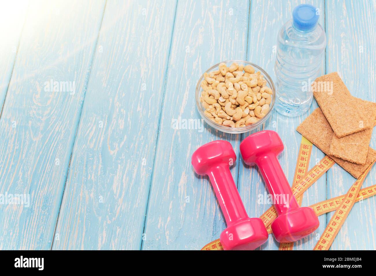 Il concetto di una dieta sana. Piccoli manubri. Stile di vita sano. sport. Cibo fitness. Foto Stock