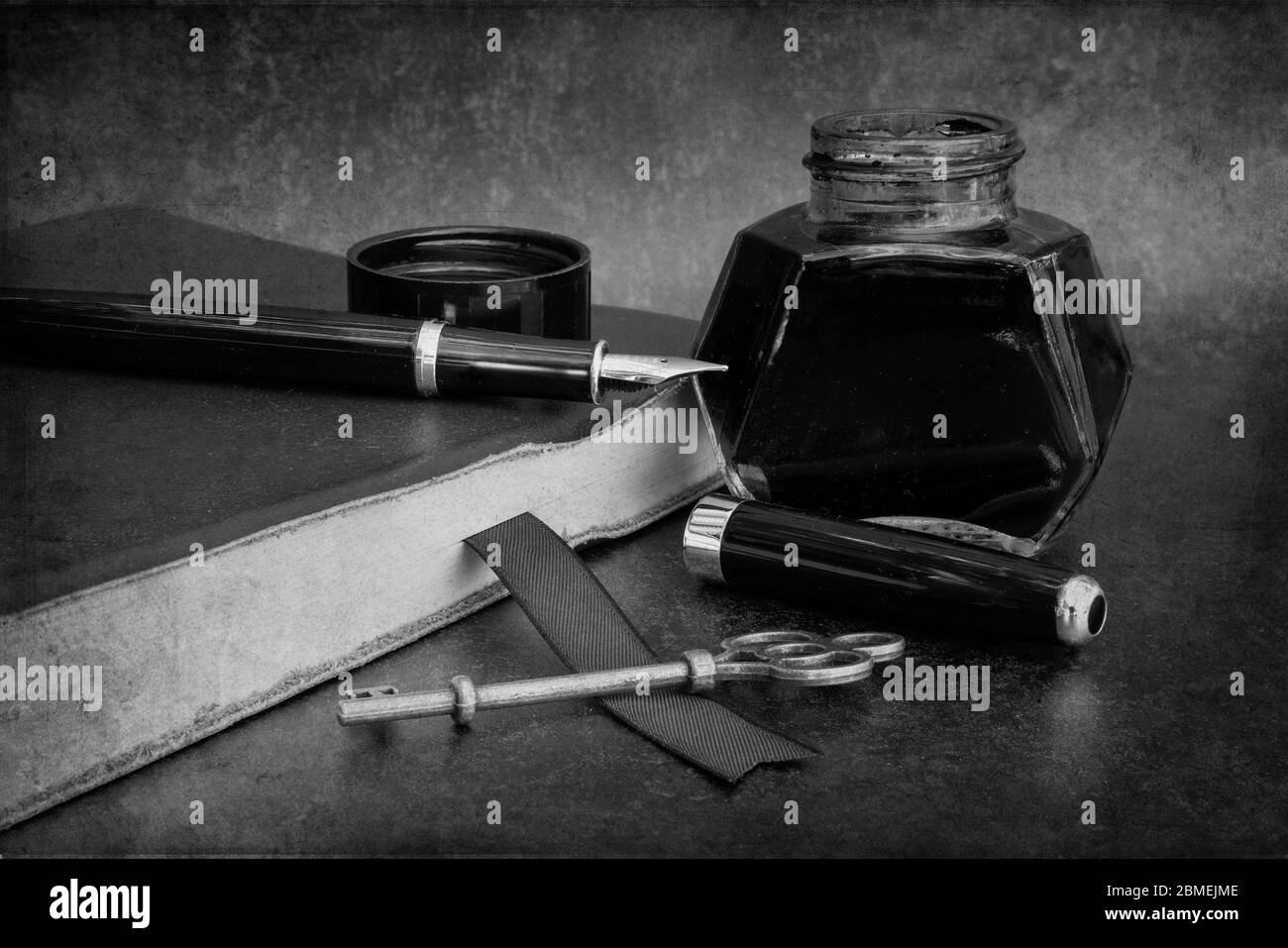 Romantica vecchia vintage ancora vita immagine di scrittura parafrenalia tra cui fontana penna inchiostro bottiglia e giornale libro Foto Stock