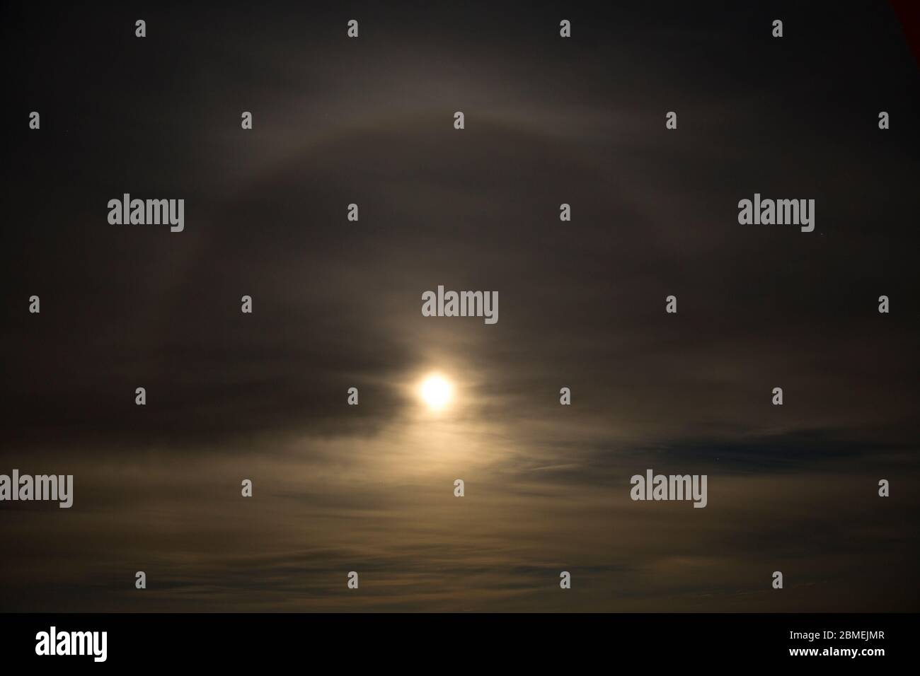 Un anello sopra la Supermoon, o luna dei Fiori, visto da Dorset nel maggio 2020. L'anello è causato dalla luce che passa attraverso i cristalli di ghiaccio. Dorset nord Englla Foto Stock
