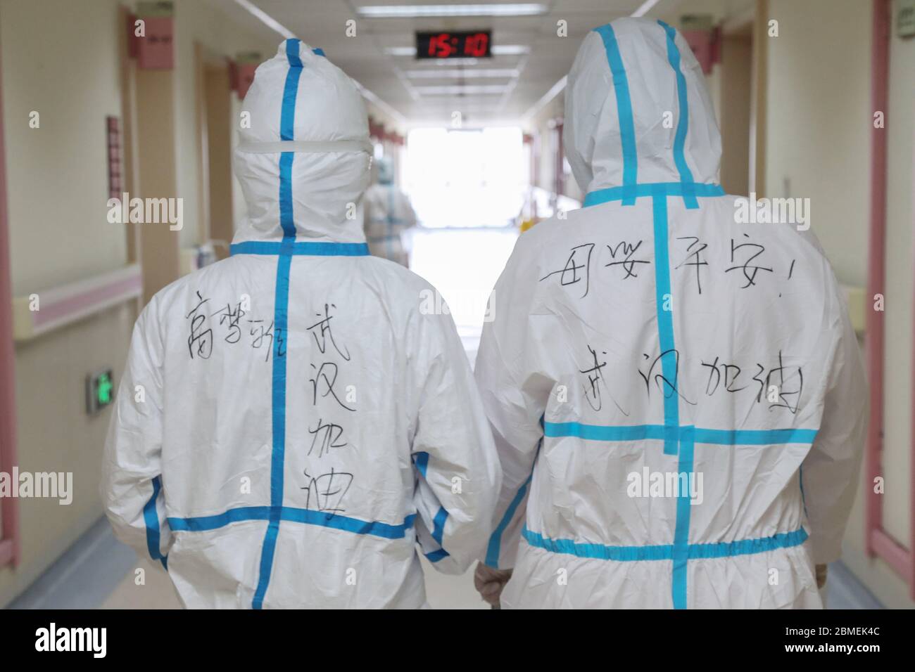 (200509) -- PECHINO, 9 maggio 2020 (Xinhua) -- l'ostetrica Luo Man (R) è raffigurata con parole di benedizione per le madri e i bambini scritti sulla tuta protettiva presso l'ospedale di maternità e assistenza bambini di Hubei a Wuhan, provincia di Hubei della Cina centrale, 22 aprile 2020. Nell'ambito della pandemia COVID-19, gli infermieri e le ostetriche hanno svolto un ruolo vitale nella fornitura di servizi sanitari ai pazienti bisognosi. L'Assemblea Mondiale della Sanità ha designato il 2020 come anno Internazionale dell'infermiere e dell'ostetrica. (Fondo per la popolazione delle Nazioni Unite e Associazione per la salute materna e infantile/consegna tramite Xinhua) Foto Stock