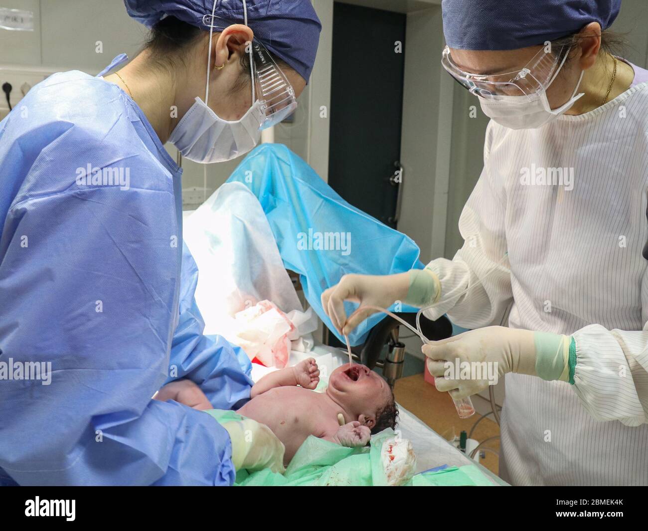 (200509) -- PECHINO, 9 maggio 2020 (Xinhua) -- l'ostetrica Cheng Yanling (L) e un collega si prendono cura di un neonato presso l'ospedale del distretto di Baoshan di medicina tradizionale integrata cinese e medicina occidentale nel comune di Shanghai, Cina orientale, 13 marzo 2020. Nell'ambito della pandemia COVID-19, gli infermieri e le ostetriche hanno svolto un ruolo vitale nella fornitura di servizi sanitari ai pazienti bisognosi. L'Assemblea Mondiale della Sanità ha designato il 2020 come anno Internazionale dell'infermiere e dell'ostetrica. (Fondo per la popolazione delle Nazioni Unite e Associazione per la salute materna e infantile/consegna tramite Xinhua) Foto Stock