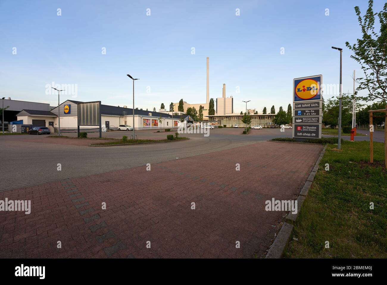 Altbach, Germania - 08 maggio 2020: Parco Lidl Place. Lidl è una società di sconti con sede a Neckarsulm nel Baden-Wuerttemberg. Altbach Germania Foto Stock