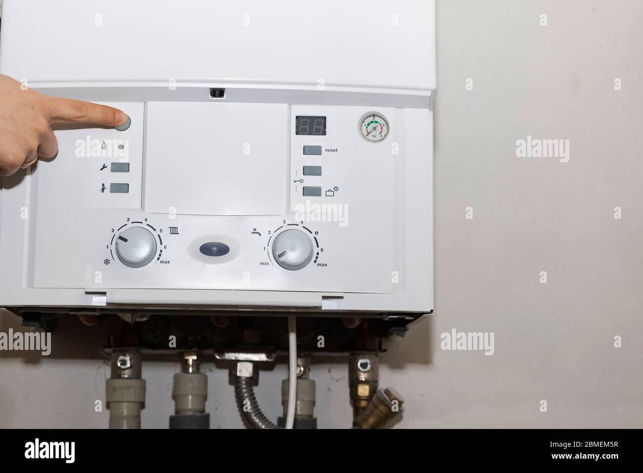 Pannello di controllo della caldaia a gas per acqua calda e riscaldamento  Foto stock - Alamy