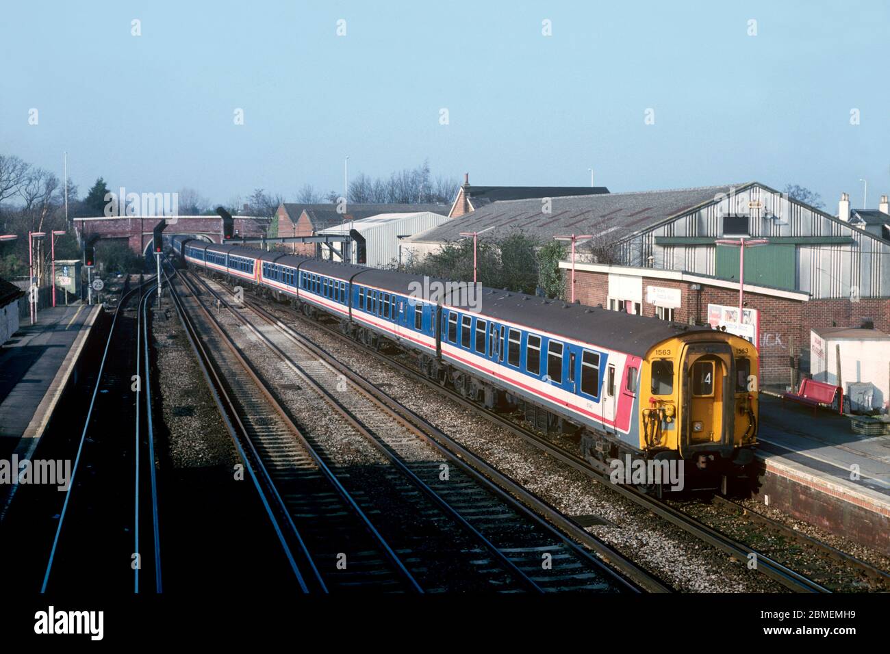 Un treno formato da tre unità elettriche di Classe 411 4-Cep numeri 1563, 1606 e 1590 che arrivano alla stazione di Paddock Wood con un servizio di rete sud-est. Foto Stock