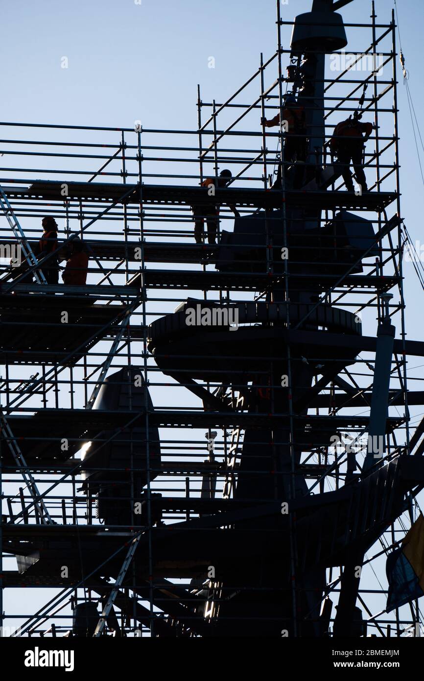 Lavoratori che lavorano su una nave della Marina australiana a Garden Island, Sydney Foto Stock