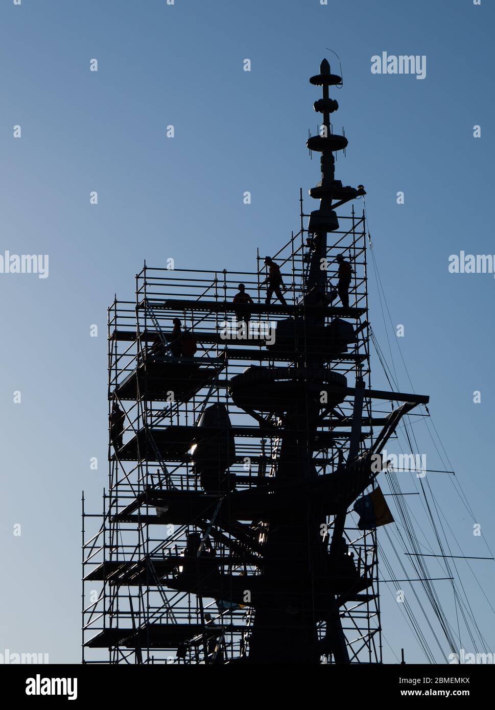 Lavoratori che lavorano su una nave della Marina australiana a Garden Island, Sydney Foto Stock
