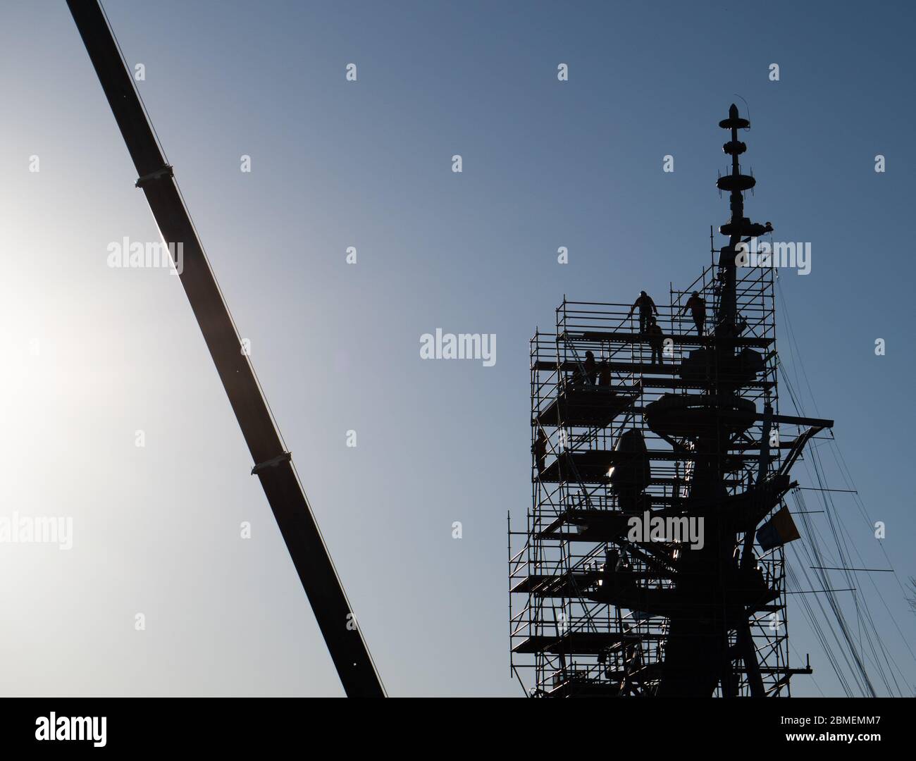 Lavoratori che lavorano su una nave della Marina australiana a Garden Island, Sydney Foto Stock