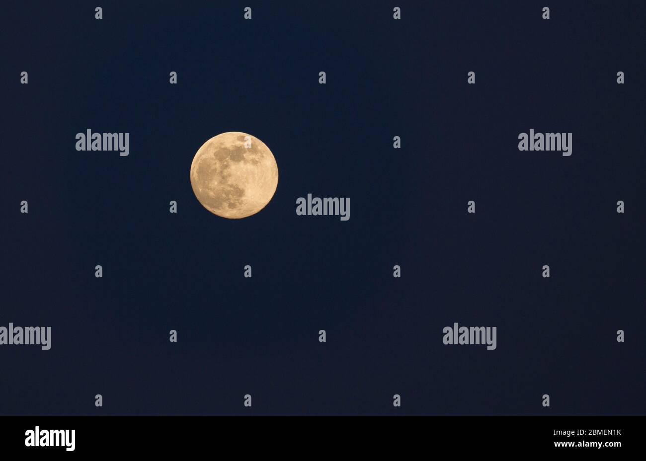 La Supermoon, o luna dei Fiori, visto da Dorset nel maggio 2020. North Dorset England GB Foto Stock