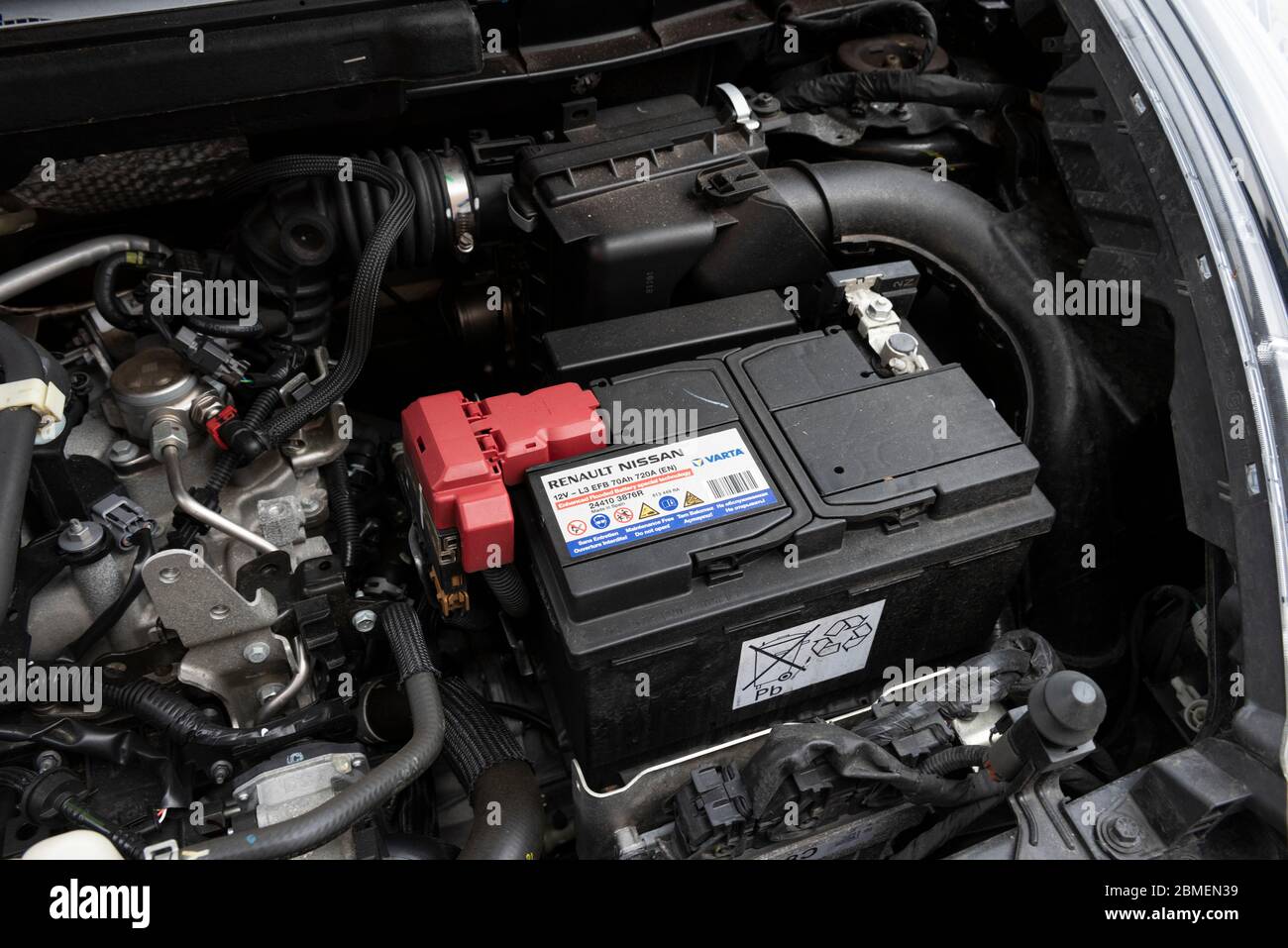 Batteria auto, vano motore,nissan juke Foto stock - Alamy