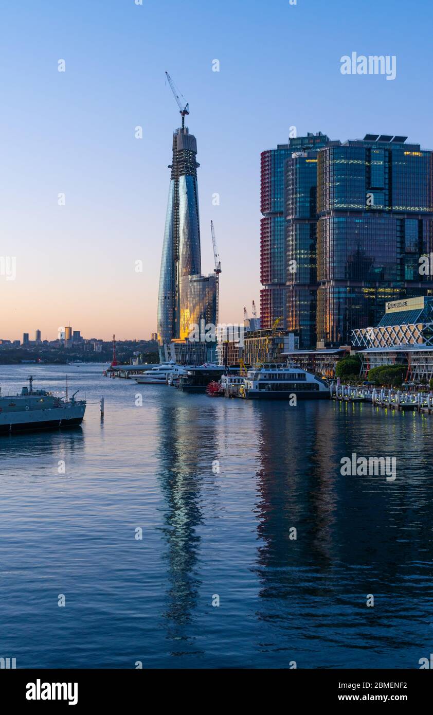 Uno scatto di Darling Harbour che mostra la costruzione della Crown Casino Tower a Barangaroo Foto Stock