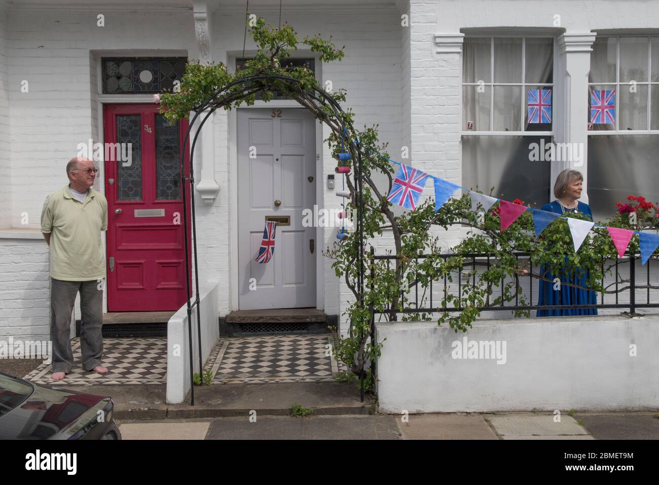 VE Day 75 i vicini si riuniscono sul marciapiede fuori casa per due minuti di silenzio per ricordare i sacrifici fatti durante la seconda guerra mondiale. 8 maggio 2020 alle 11.00. Giorno Ve giorni festivi Venerdì. HOMER SYKES 2020 Foto Stock