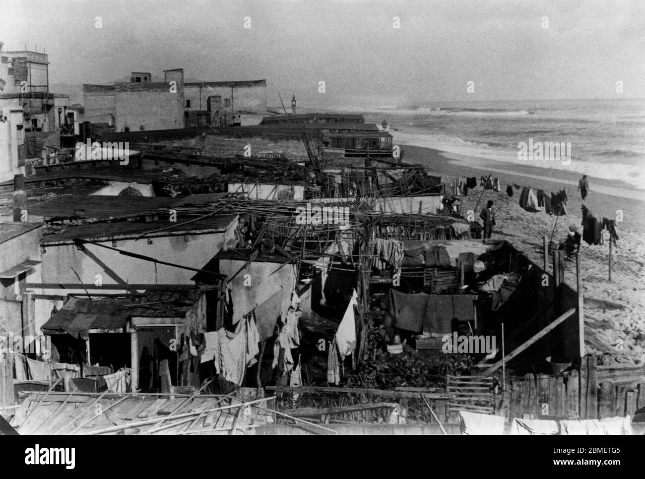 Barcellona. Familias immigrantes viviendo en las barracas de la playa del Somorrostro. años 1950. Foto Stock