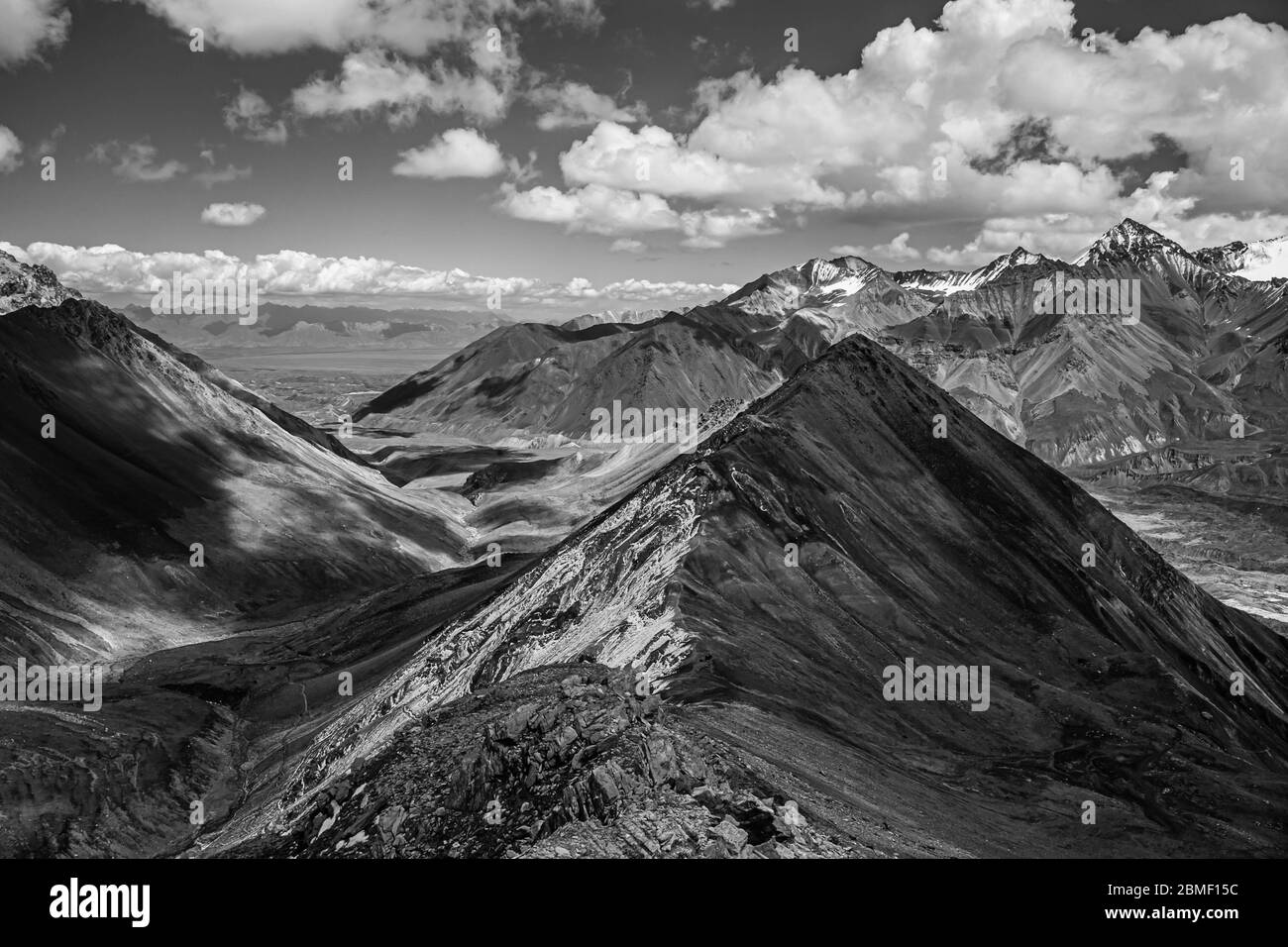 Paesaggio panoramico di montagna. Terreno di montagna. Vette innevate. Bianco e nero. Foto Stock