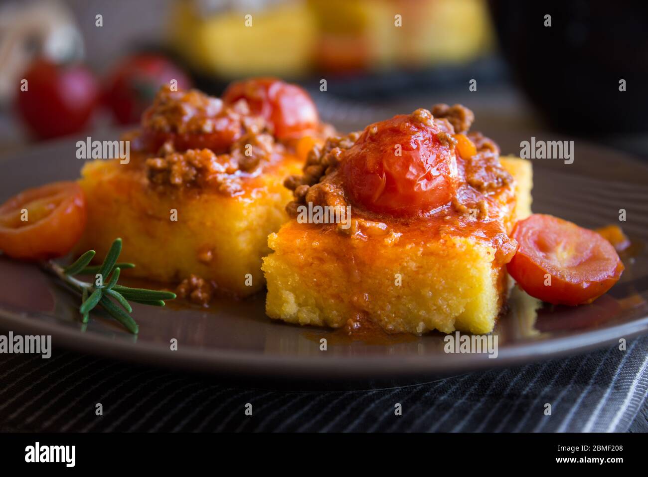 Fette di polenta fritta con salsa di pomodoro Foto Stock