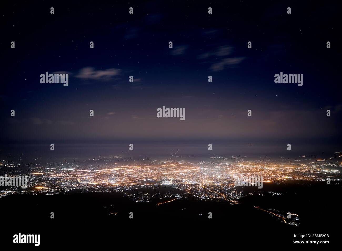 Città incandescente Almaty luci al cielo notturno con stelle, Kazakistan. Foto Stock