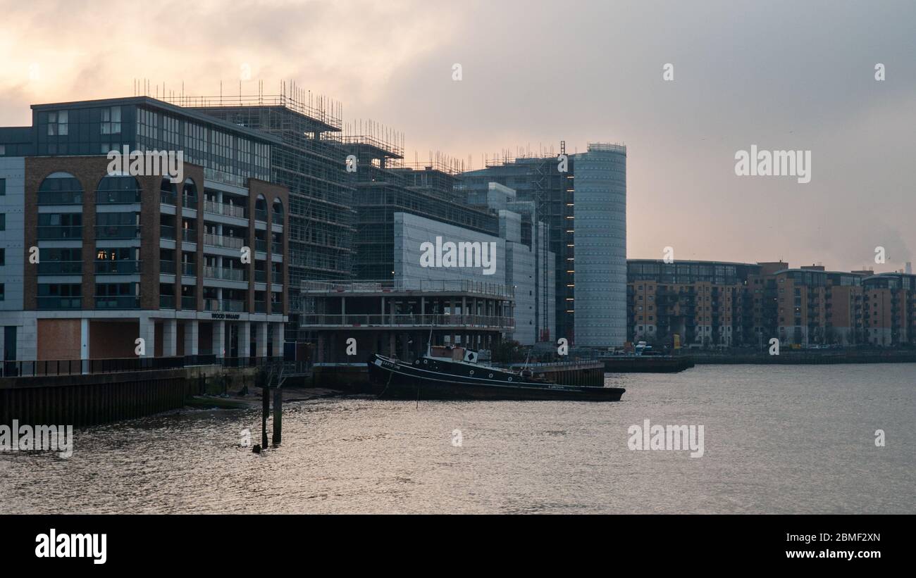 Londra, Inghilterra, Regno Unito - 17 febbraio 2013: Impalcature e coperture coprono edifici di nuova costruzione in costruzione sulle rive del fiume Th Foto Stock