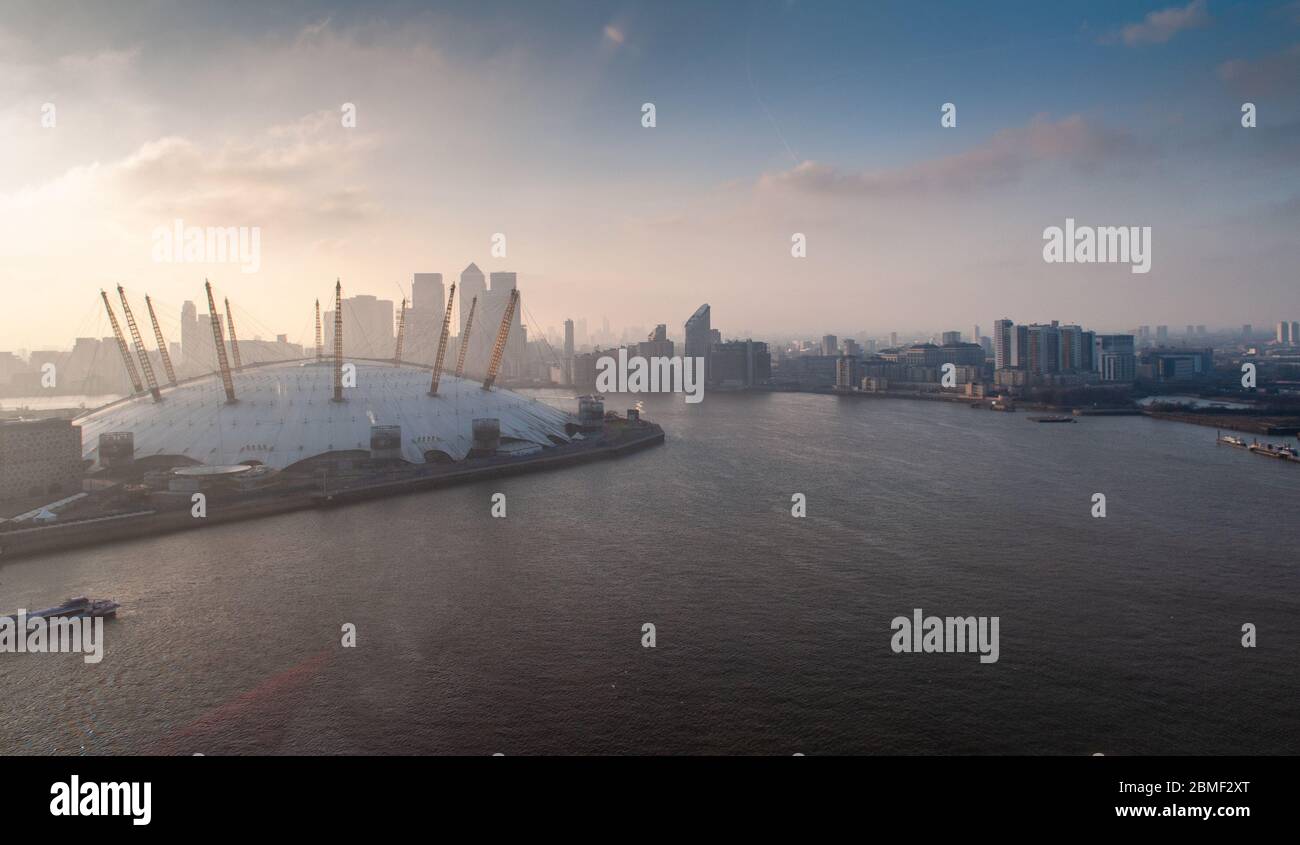 Londra, Inghilterra, Regno Unito - 17 febbraio 2013: La Millennium Dome O2 Arena e i grattacieli del quartiere finanziario di Canary Wharf dominano lo skyline di Th Foto Stock