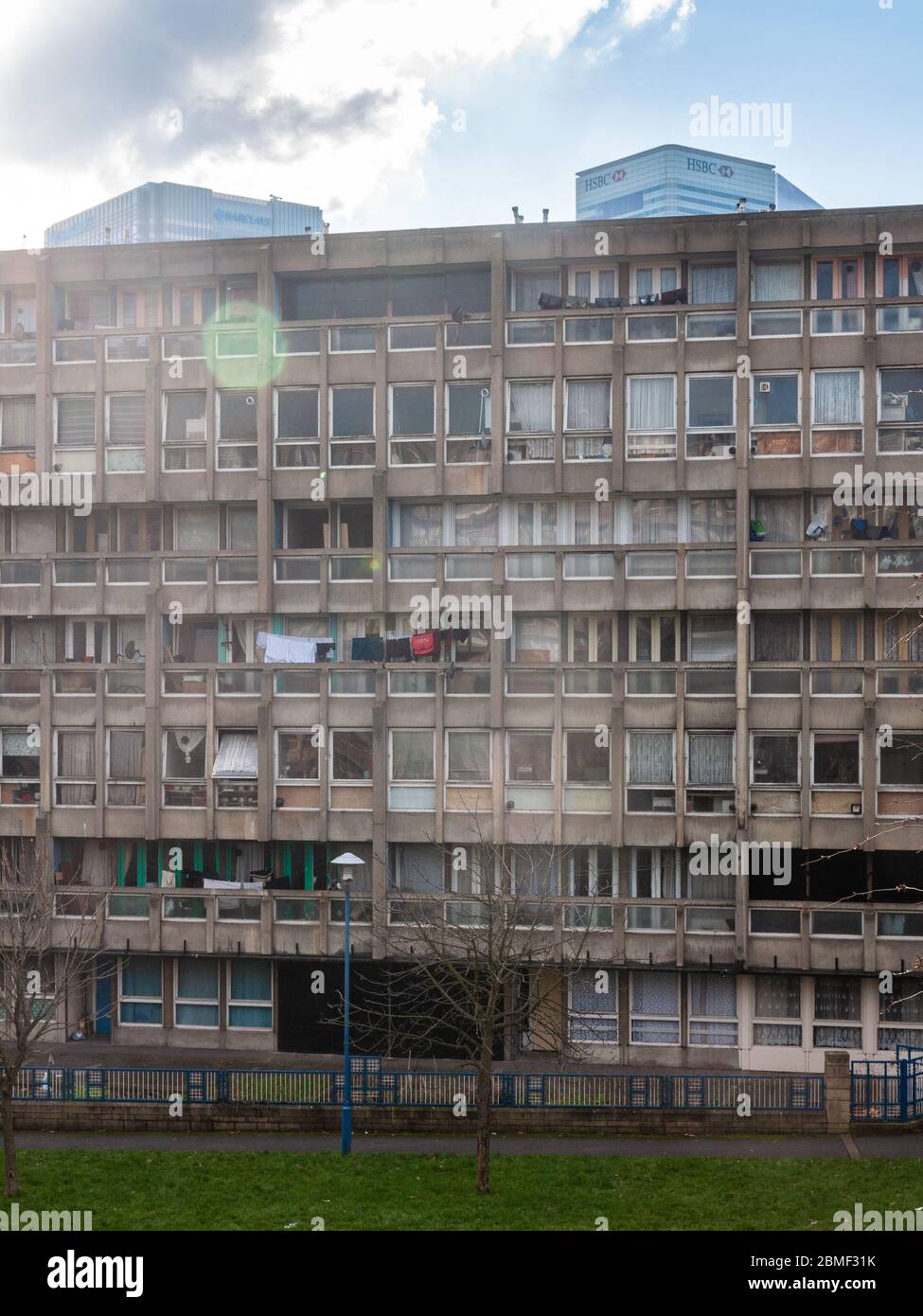 Londra, Inghilterra, Regno Unito - 17 febbraio 2013: Metà del XX secolo brutalista ad alta densità del consiglio immobiliare blocco di edifici di appartamenti di Robin Hood Gardens i Foto Stock