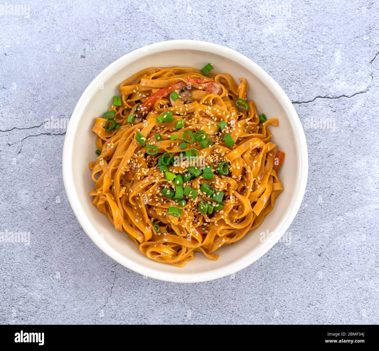 Composizione centrale di noodle vegetariane asiatiche Foto Stock