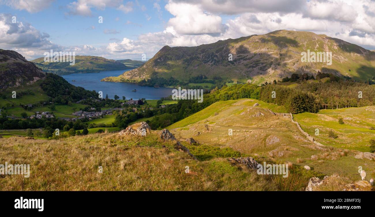 Il lago Ullswater si snoderà attraverso le montagne del distretto dei laghi inglese a Glenridding, guardando giù sul lago dalle falchi di Birkhouse Moor. Foto Stock