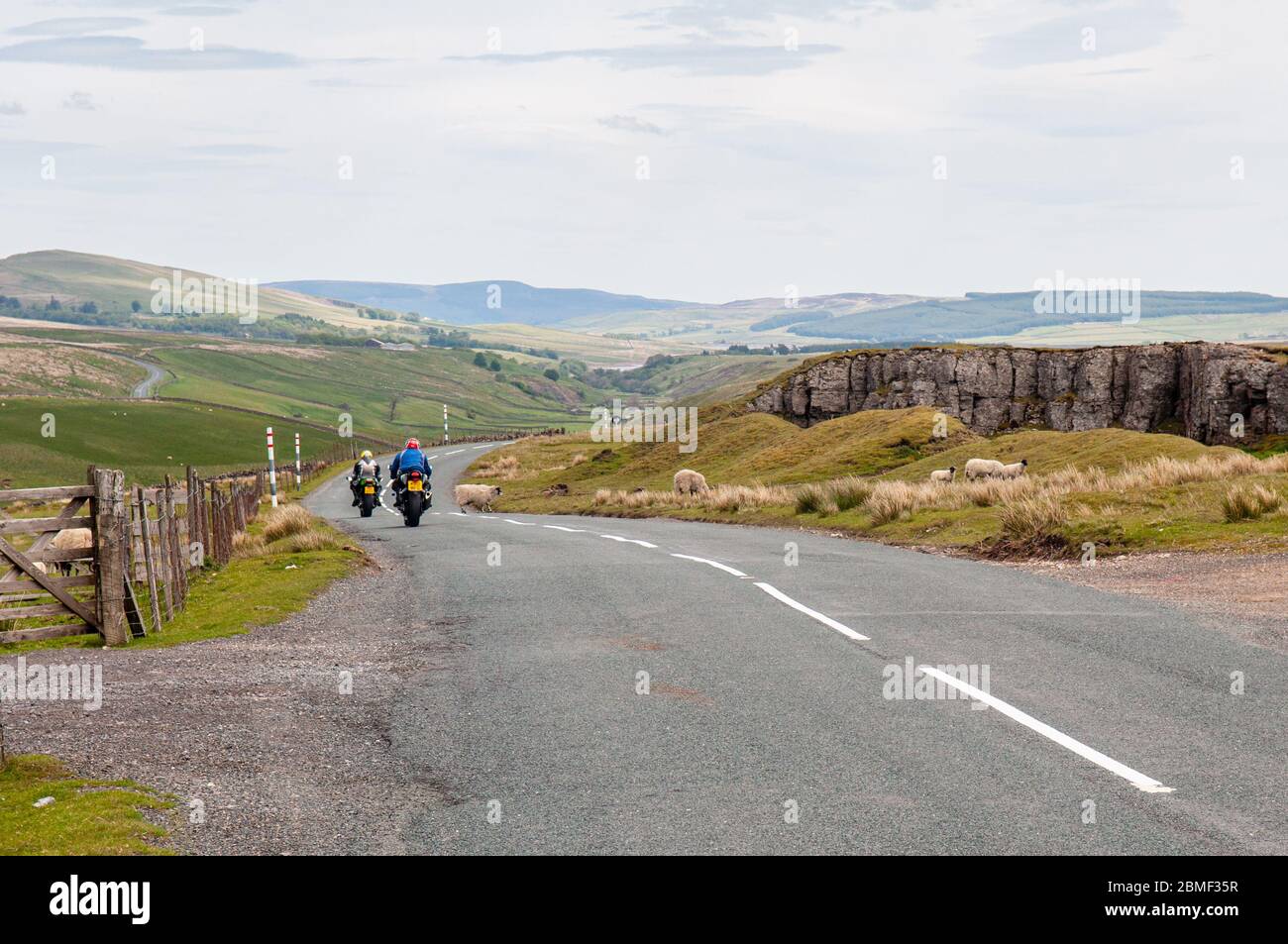 Teesdale, Inghilterra, Regno Unito - 25 maggio 2011: I motociclisti cavalcano su una strada di campagna tortuosa attraverso la valle Lunedale, nella regione settentrionale dei Pennines, attrattiva la contea di Durha Foto Stock