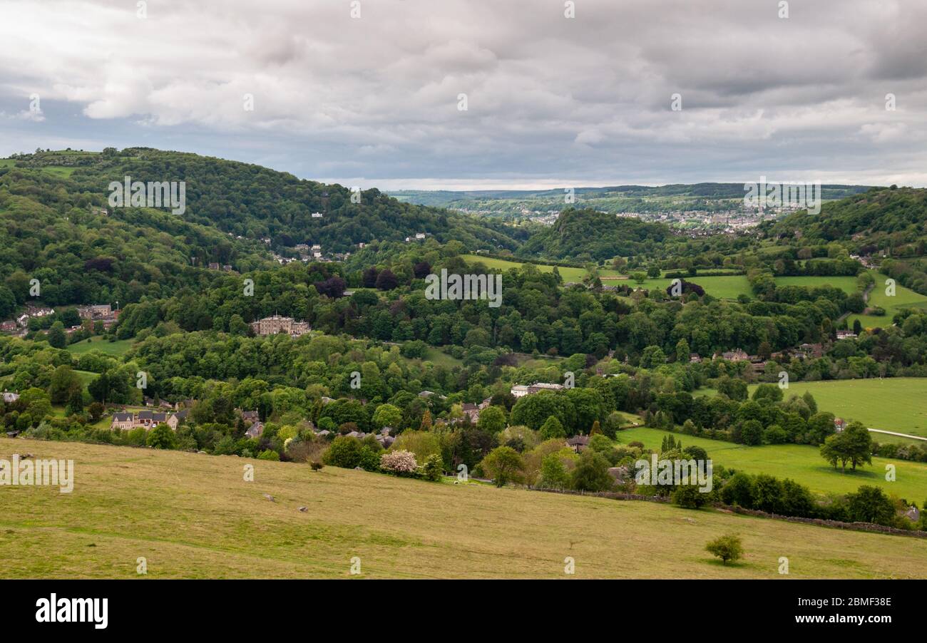 Le case di Matlock Bath e Cromford punteggiano la valle boscosa di Matlock Dale nel Derbyshire Peak District, con Matlock Town in lontananza. Foto Stock