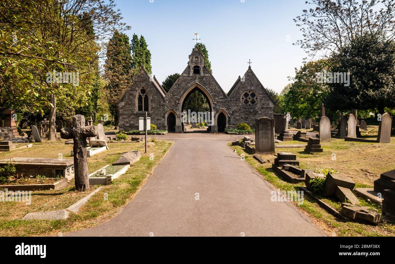 Londra, Inghilterra, Regno Unito - 23 aprile 2011: Il sole splende sulla cappella gotica e le lapidi del Cimitero di St Mary a Battery. Foto Stock