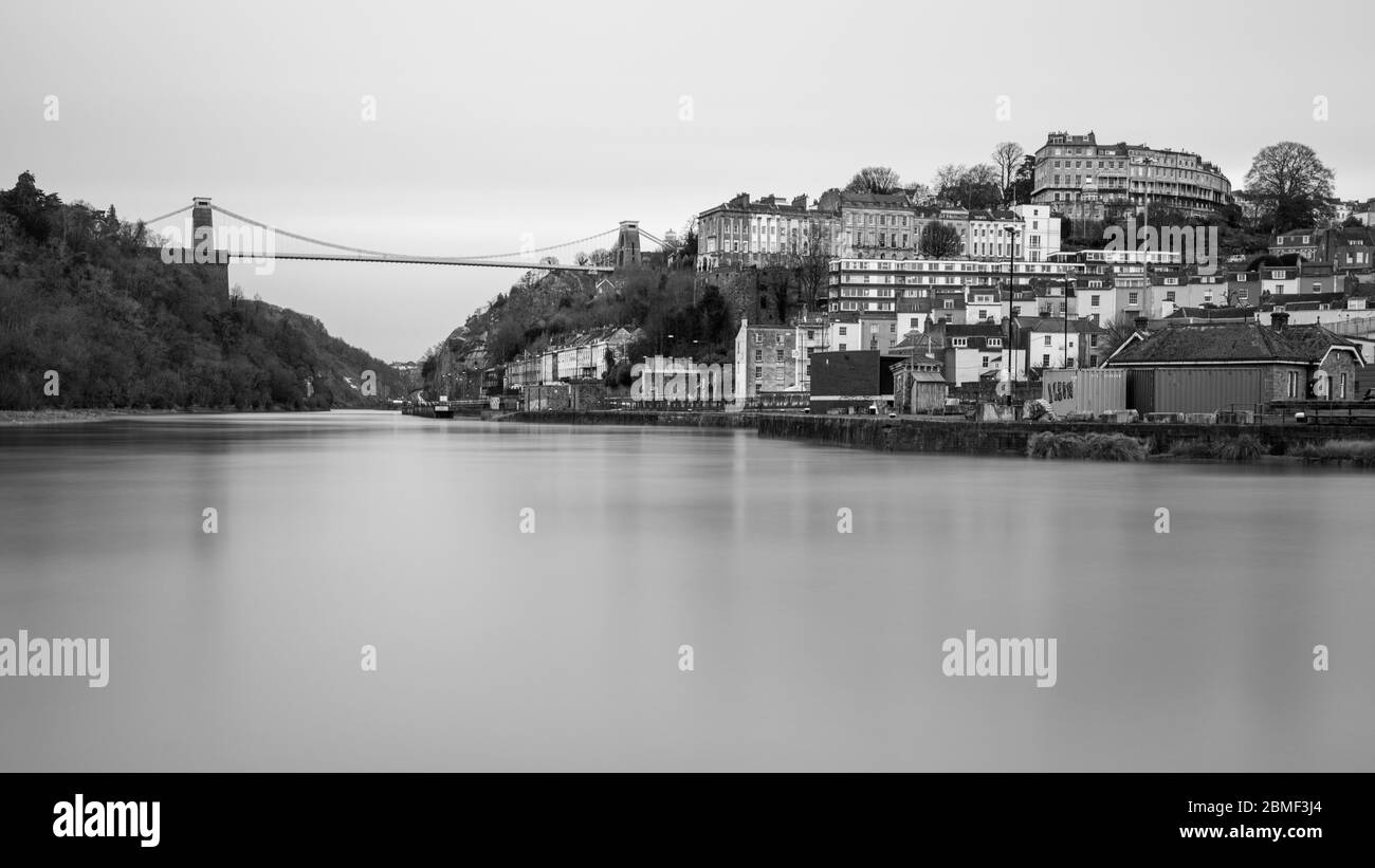 Bristol, Inghilterra, Regno Unito - 8 marzo 2020: Il fiume Avon scorre attraverso la gola di Avon sotto il ponte sospeso di Clifton con l'alta marea. Foto Stock