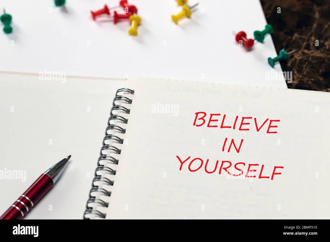 Frase motivazionale di citazione ispirazionale credete in voi stessi. Il concetto di successo. Foto Stock
