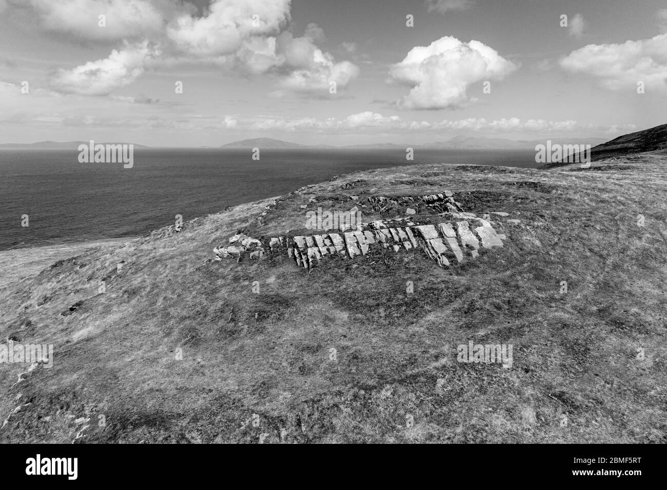 Piccola collina con pietre, Valentia Island County Kerry Irlanda Foto Stock