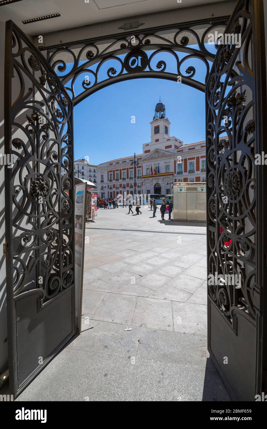 Vista incorniciata della Real Casa de Correos e Puerta del Sol, Madrid, Spagna, Europa Foto Stock