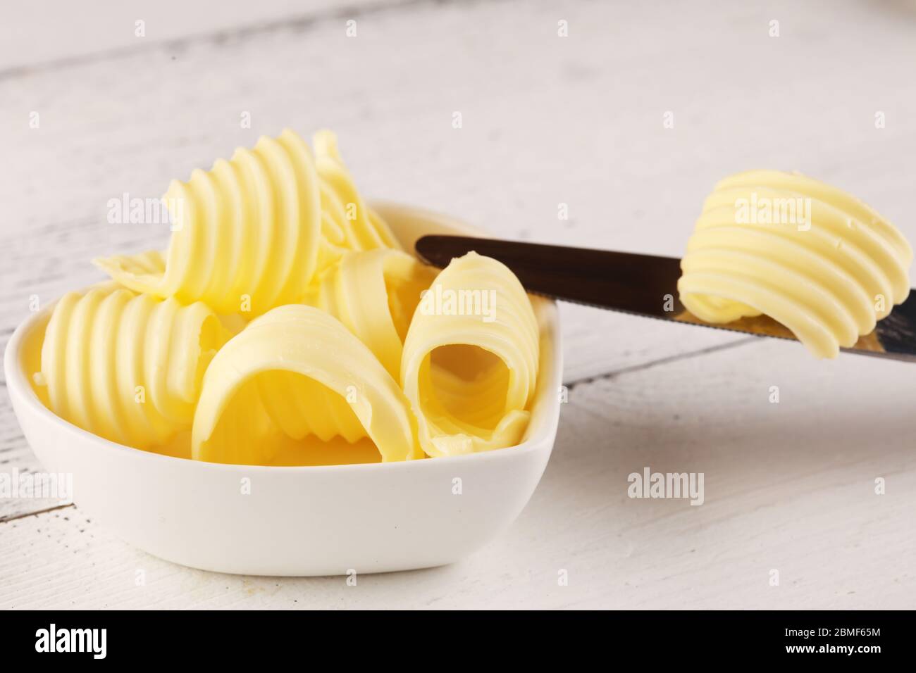 burro swirls. margarina o spalmare, grasso prodotto caseario naturale. Cibo ad alta caloria per cucinare e mangiare Foto Stock