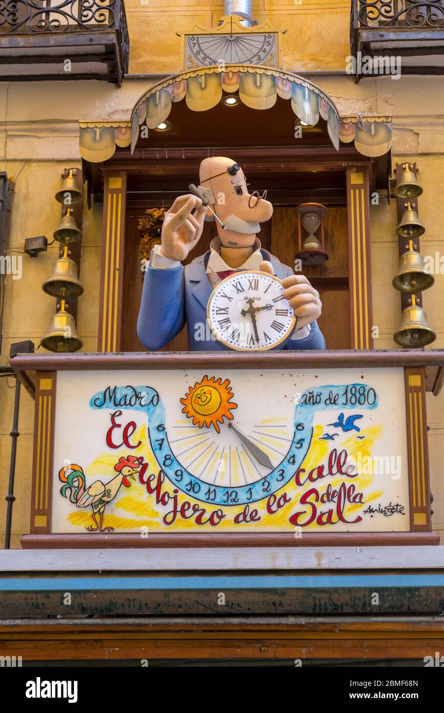 Vista dell'orologio ornato e meridiana su Calle de la SAL, Madrid, Spagna, Europa Foto Stock