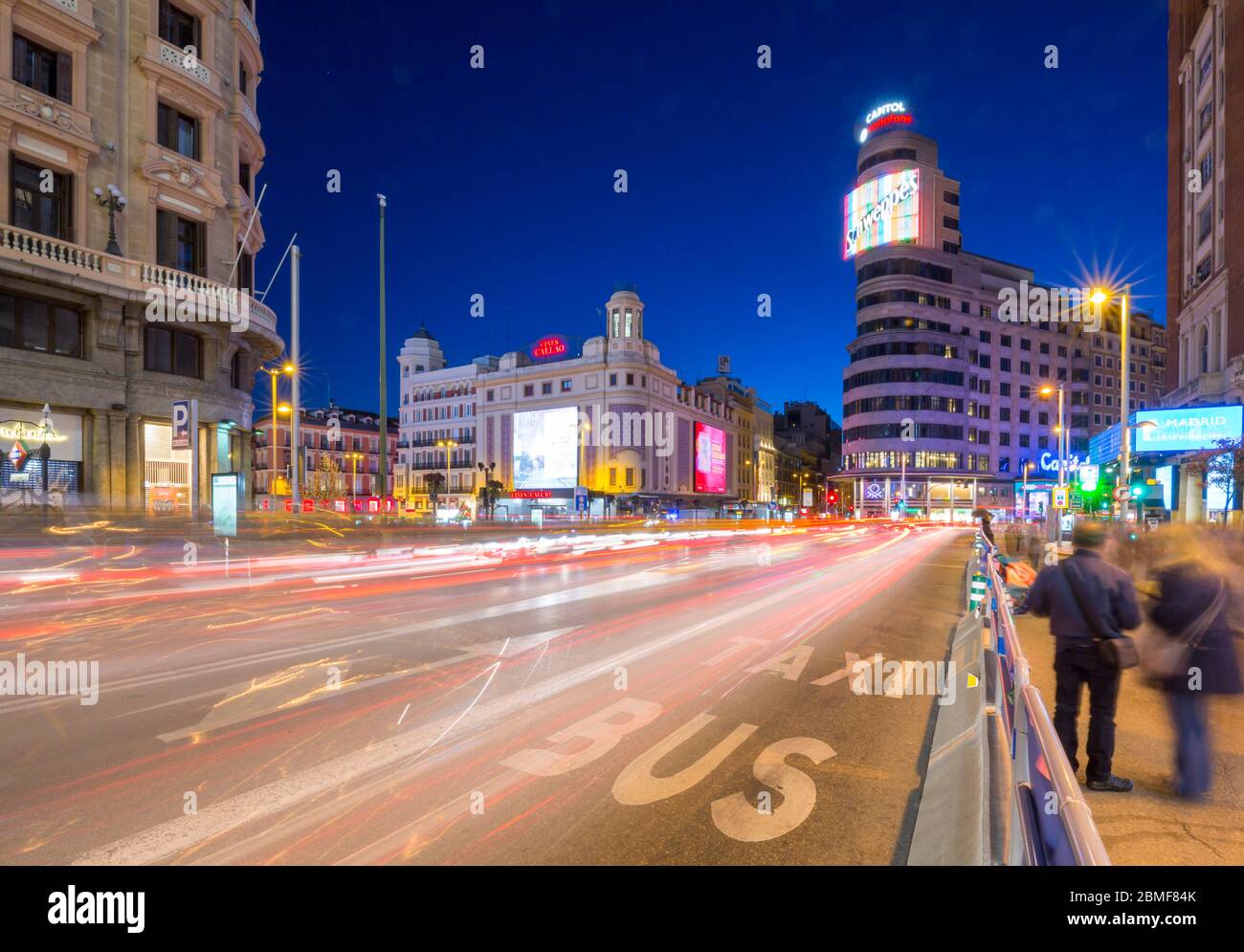 Vista di architettura e trail luci sulla Gran Via e Plaza del Calao al crepuscolo, Madrid, Spagna, Europa Foto Stock