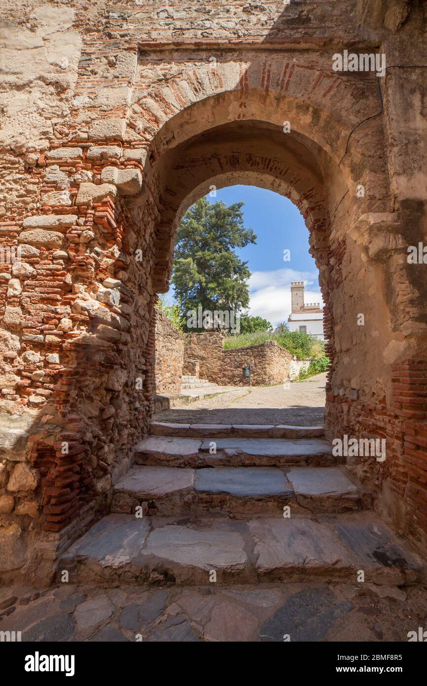 Capitale porta a Badajoz Alcazaba, cittadella murata di epoca Almohade, 12 ° secolo. Estremadura, Spagna. Arco interno Foto Stock