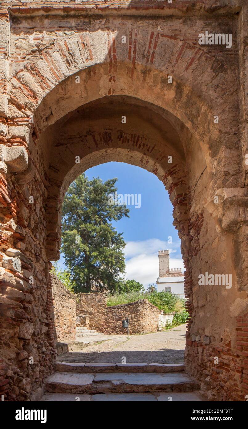 Capitale porta a Badajoz Alcazaba, cittadella murata di epoca Almohade, 12 ° secolo. Estremadura, Spagna. Arco interno Foto Stock