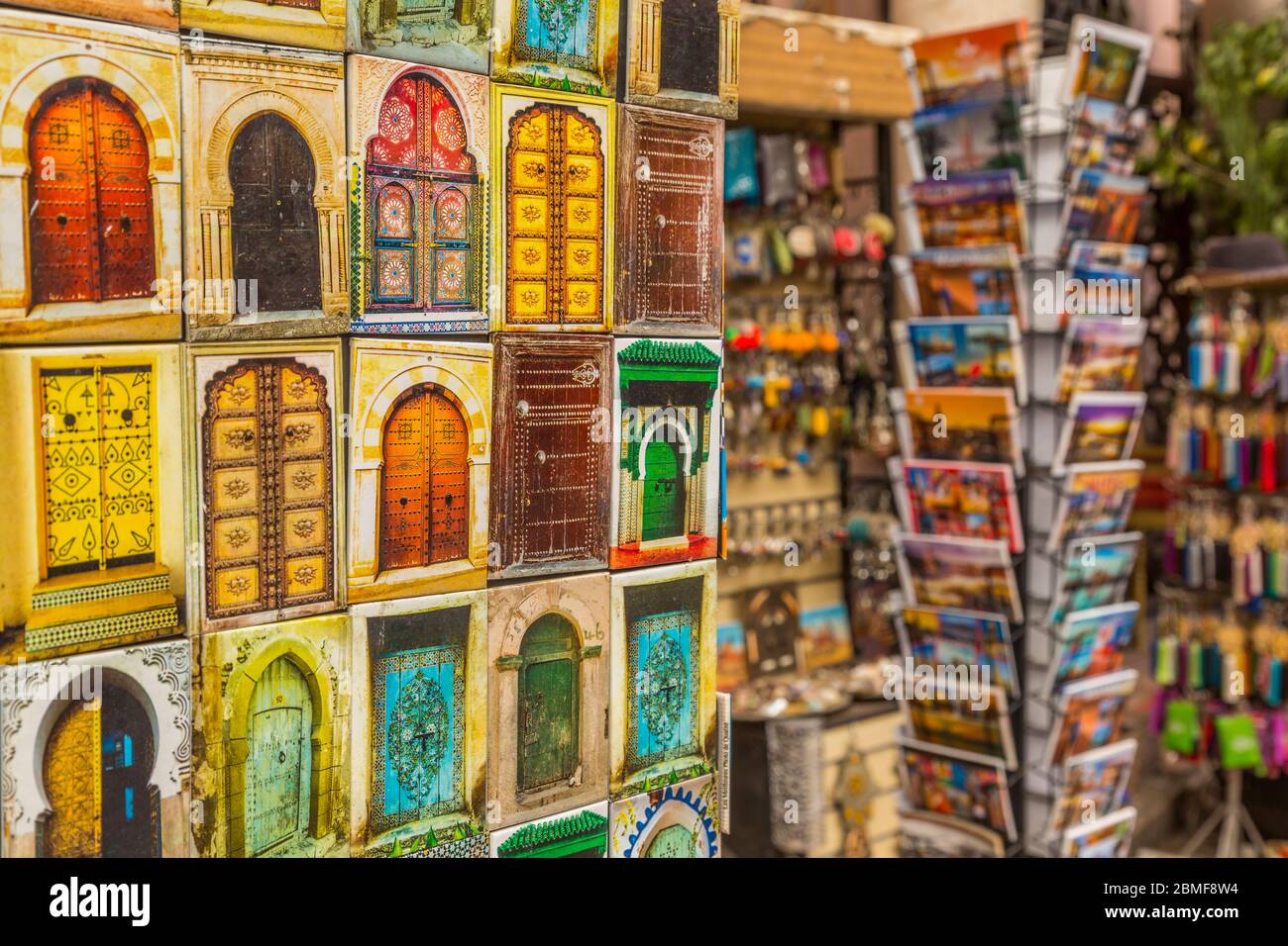 Porte e cartoline ricordo in vendita a Marrakech (Marrakech), Marocco, Africa del Nord, Africa Foto Stock