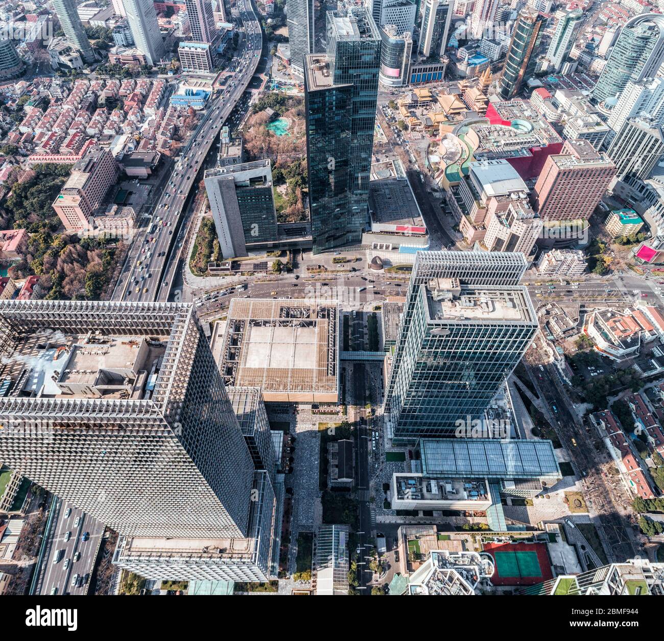 Vista aerea della zona degli affari e del paesaggio urbano nella strada ovest di Nanjing, quartiere di Jing`An, Shanghai Foto Stock