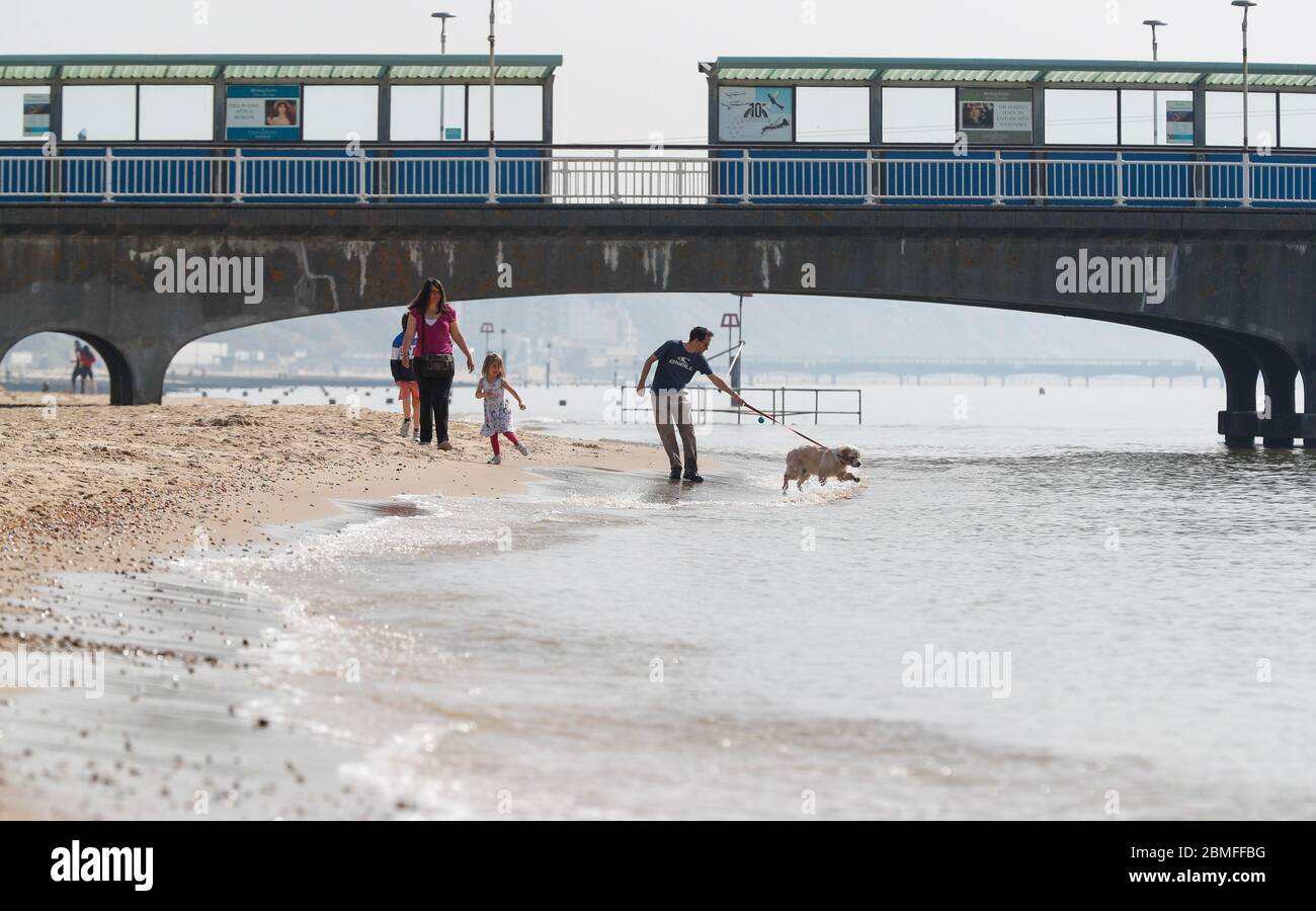 Bournemouth, Regno Unito. 9 maggio 2020. Pochissime persone che si avventurano sulla spiaggia di Bournemouth e sul lungomare sul caldo weekend di festa della Banca a seguito di richieste del consiglio locale e della polizia Dorset per le persone di continuare a osservare il soggiorno a casa messaggio dopo sette settimane del COVID-19 / Coronavirus pandemic periodo di blocco. Credit: Richard Crease/Alamy Live News Foto Stock