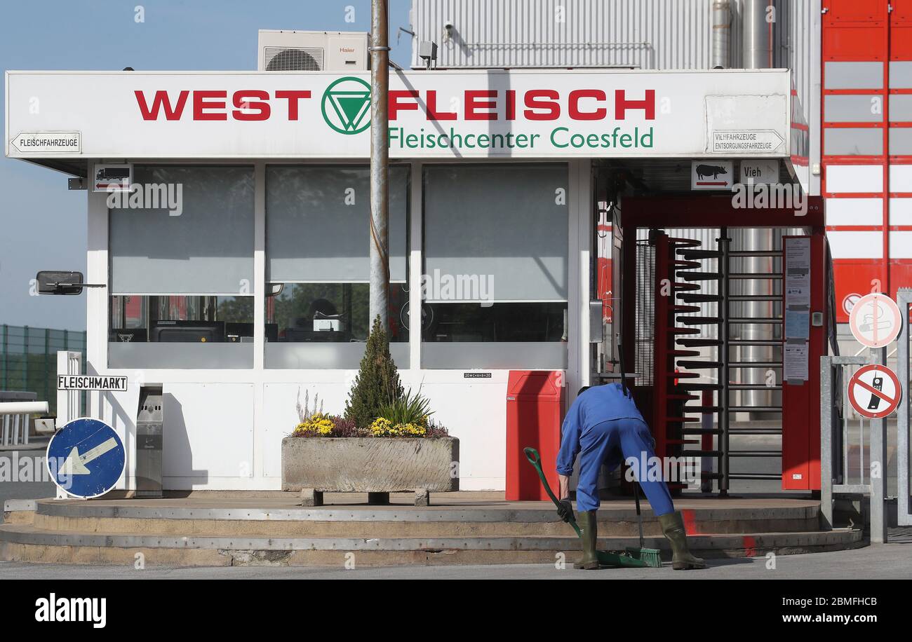 Primo: 09.05.2020 General Corona Virus Kreis Coesfeld, Westfleisch, estensione delle restrizioni Corona Auvuenansicht, Werkhalle Werkstor, chiusura del logo aziendale di Westfleisch a causa dell'incidenza dei malati ‚AâCoesfeld - 151 dipendenti della Westfleisch-Fleischindustrie, Gli Schridissbetriebs a Coesfeld sono infetti‚ Aì le conseguenze sono ora percepite da più di 200,000 persone in tutto il distretto: Le restrizioni pandemiche si applicano nel distretto di Coesfeld per un'altra settimana. E questo è solo uno dei provvedimenti restrittivi con cui il governo statale reagisce agli incidenti. Al s Foto Stock