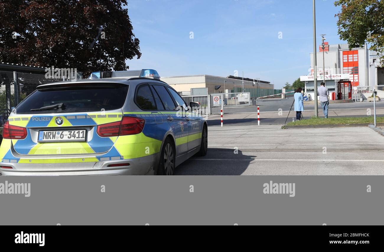 Primo: 09.05.2020 General Corona virus distretto Coesfeld, Westfleisch, estensione della polizia restrizioni Corona, polizia auto cerchio ‚AâCoesfeld - 151 dipendenti del Westfleisch industria della carne, Schridis operazione a Coesfeld sono infettati‚ e le conseguenze sono ora più di 200,000 persone in tutto il distretto: Le restrizioni pandemiche si applicano nel distretto di Coesfeld per un'altra settimana. E questo è solo uno dei provvedimenti restrittivi con cui il governo statale reagisce agli incidenti. Allo stesso tempo, è stata condotta una feroce discussione sui futuri rapporti con le aziende di lavorazione della carne Foto Stock