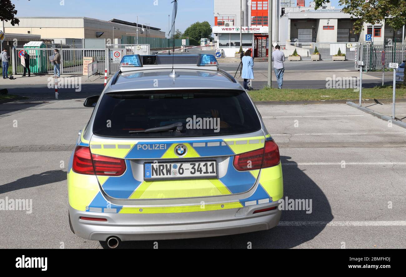 Primo: 09.05.2020 General Corona virus distretto Coesfeld, Westfleisch, estensione della polizia restrizioni Corona, polizia auto cerchio ‚AâCoesfeld - 151 dipendenti del Westfleisch industria della carne, Schridis operazione a Coesfeld sono infettati‚ e le conseguenze sono ora più di 200,000 persone in tutto il distretto: Le restrizioni pandemiche si applicano nel distretto di Coesfeld per un'altra settimana. E questo è solo uno dei provvedimenti restrittivi con cui il governo statale reagisce agli incidenti. Allo stesso tempo, è stata condotta una feroce discussione sui futuri rapporti con le aziende di lavorazione della carne Foto Stock