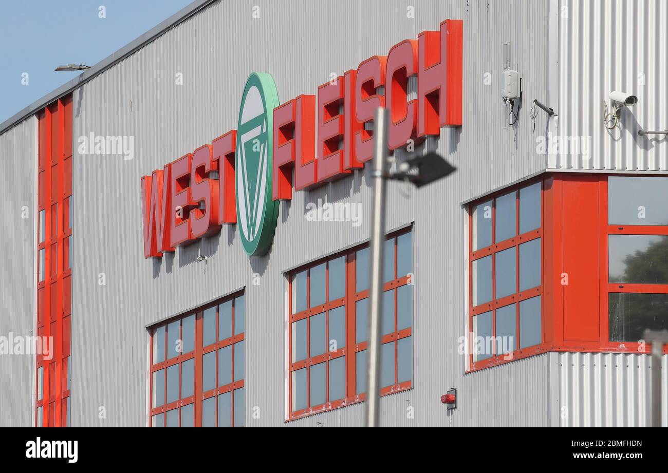 Primo: 09.05.2020 Generale Corona Virus Kreis Coesfeld, Westfleisch, estensione delle restrizioni Corona Auvuenansicht, fabbrica, marchio aziendale chiusura di Westfleisch a causa della frequenza dei malati. AâCoesfeld - 151 dipendenti della Westfleisch-Fleischindustrie, Schridissetriebs a Coesfeld sono infetti, Aì le conseguenze sono ora avvertite da più di 200,000 persone in tutto il distretto: Le restrizioni pandemiche si applicano nel distretto di Coesfeld per un'altra settimana. E questo è solo uno dei provvedimenti restrittivi con cui il governo statale reagisce agli incidenti. Allo stesso ti Foto Stock