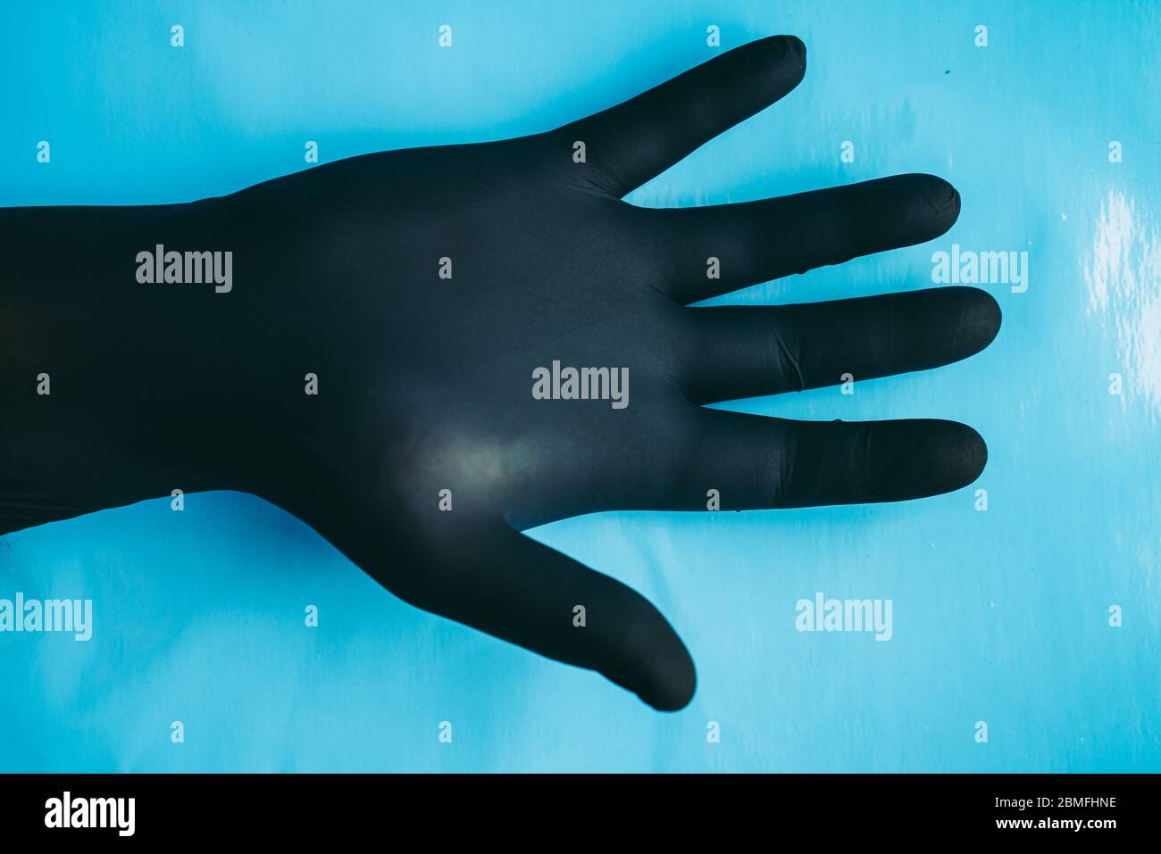 Guanti monouso neri in nitrile per la protezione contro le infezioni virali Foto Stock