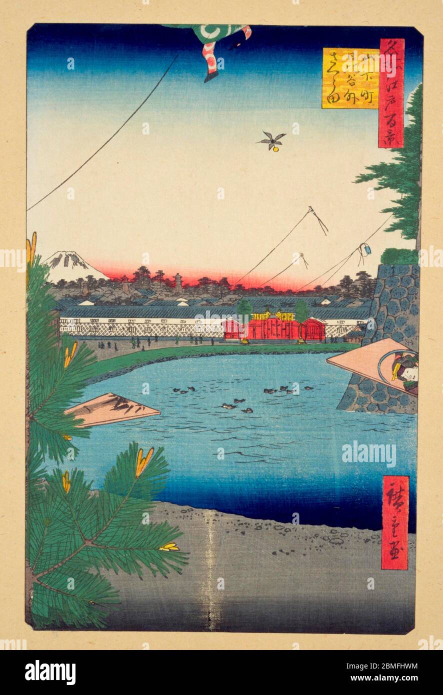 [ 1850 Giappone - volo di Capodanno in aquilone ] - volo di Capodanno vicino al fossato esterno del Castello di Edo a Edo (attuale Tokyo) come visto da Yamashita-cho, 1857 (Ansei 4). Sul retro, si può vedere il Monte Fuji. Questa stampa in blocco di legno è l'immagine 3 in cento viste famose di Edo (名所江戸百景, Meisho Edo Hyakkei), una serie creata dall'artista ukiyoe Utagawa Hiroshige (歌川広重, 1797–1858). È una delle 42 scene primaverili della serie. Titolo: Hibiya e Soto-Sakurada da Yamashita-chō (山下町日比谷外さくら田, Yamashita-chō Hibiya Soto-Sakurada) stampa in blocchi di legno Ukiyoe vintage del XIX secolo. Foto Stock