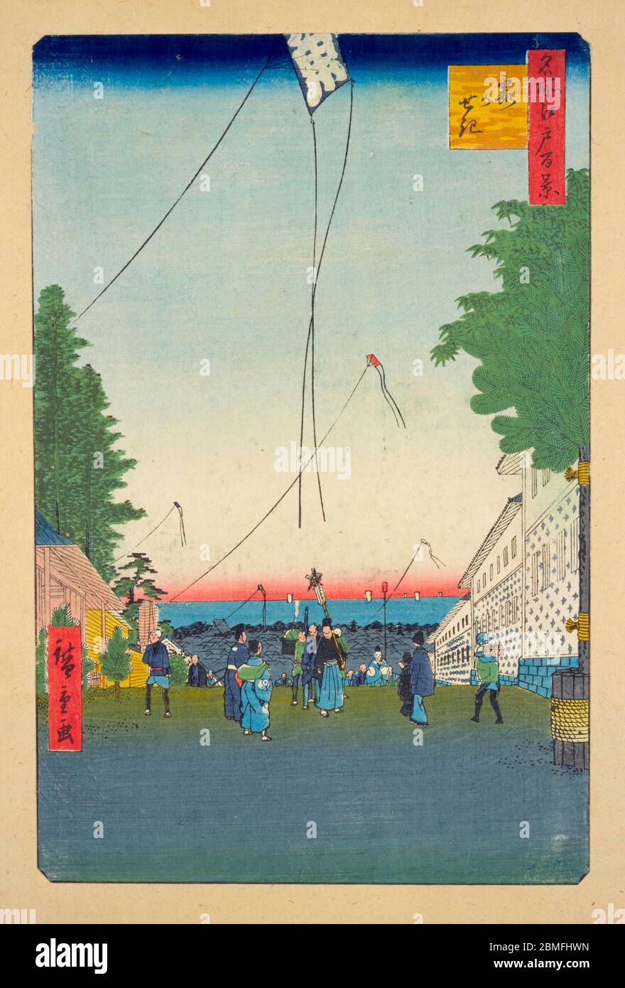 [ 1850 Giappone - volo di Capodanno in aquilone ] - volo di Capodanno in aquilone a Kasumigaseki a Edo (attuale Tokyo), 1857 (Ansei 4). Sul retro, Edo Bay può essere visto. Questa stampa in blocco di legno è l'immagine 2 in cento viste famose di Edo (名所江戸百景, Meisho Edo Hyakkei), una serie creata dall'artista ukiyoe Utagawa Hiroshige (歌川広重, 1797–1858). È una delle 42 scene primaverili della serie. Sembra confusionario piazzare il nuovo anno in primavera, ma prima del 1873 (Meiji 6), il Giappone ha usato un calendario lunisolare. Titolo: Kasumigaseki (霞がせき) stampa a blocchi di legno Ukiyoe vintage del XIX secolo. Foto Stock