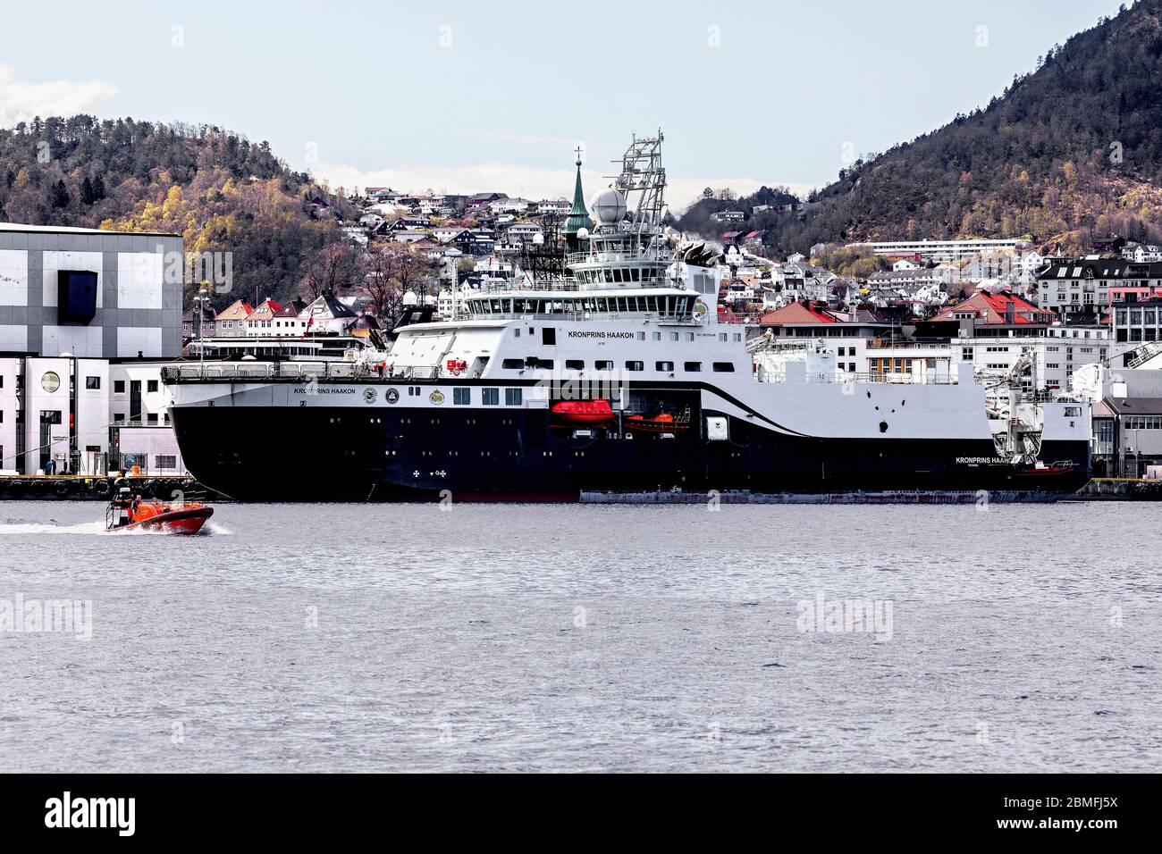 Ricerca/indagine marina, monitoraggio, rompighiaccio Kronprins Haakon alla banchina di Bontelabo, nel porto di Bergen, Norvegia Foto Stock